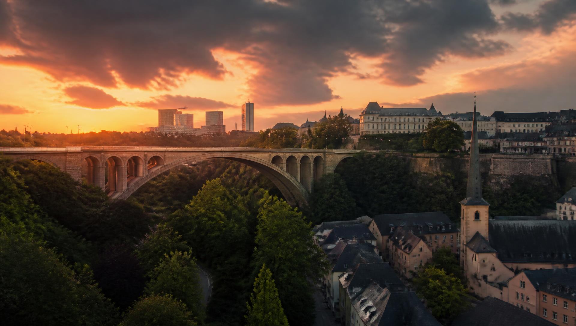 Skyline de la ville de Luxembourg au coucher du soleil